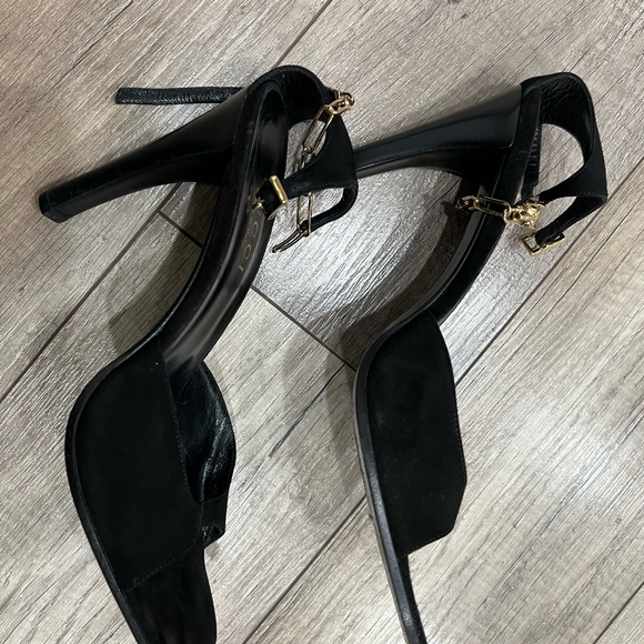 Gucci Black Velvet 4” Heel With Gold Ankle Strap - only worn 5 times, like new - Picture 8 of 9